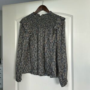 Beautiful floral top. Long sleeves, ruffle detail